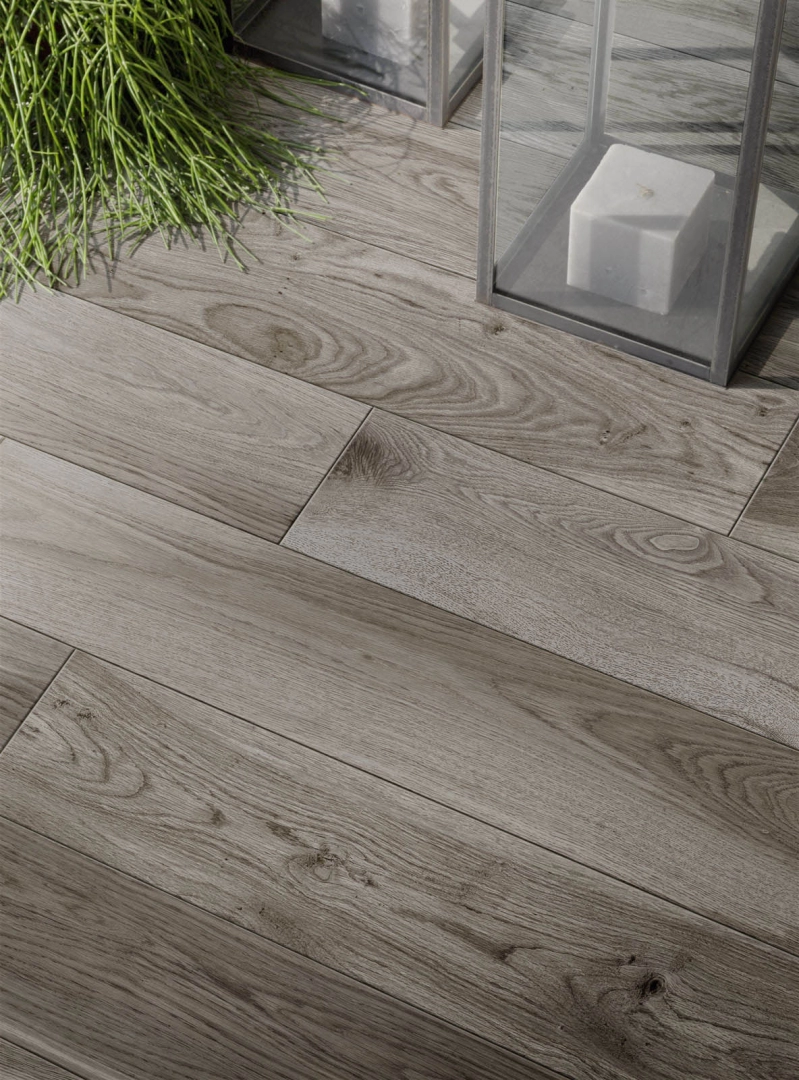 Płytki gresowe Marazzi Treverkmore efekt drewno w nowoczesnym salonie z drewnianymi akcentami