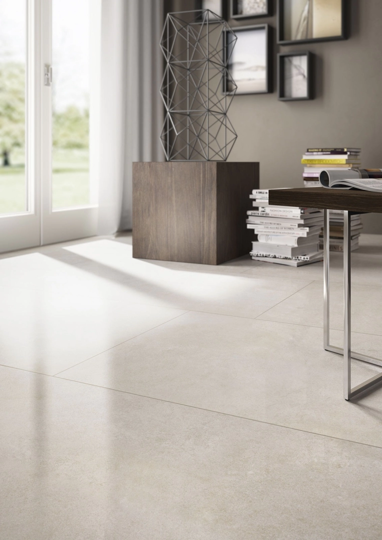 Marazzi Mystone Kashmir – gres imitujący kamień naturalny w jasnym, przestronnym salonie