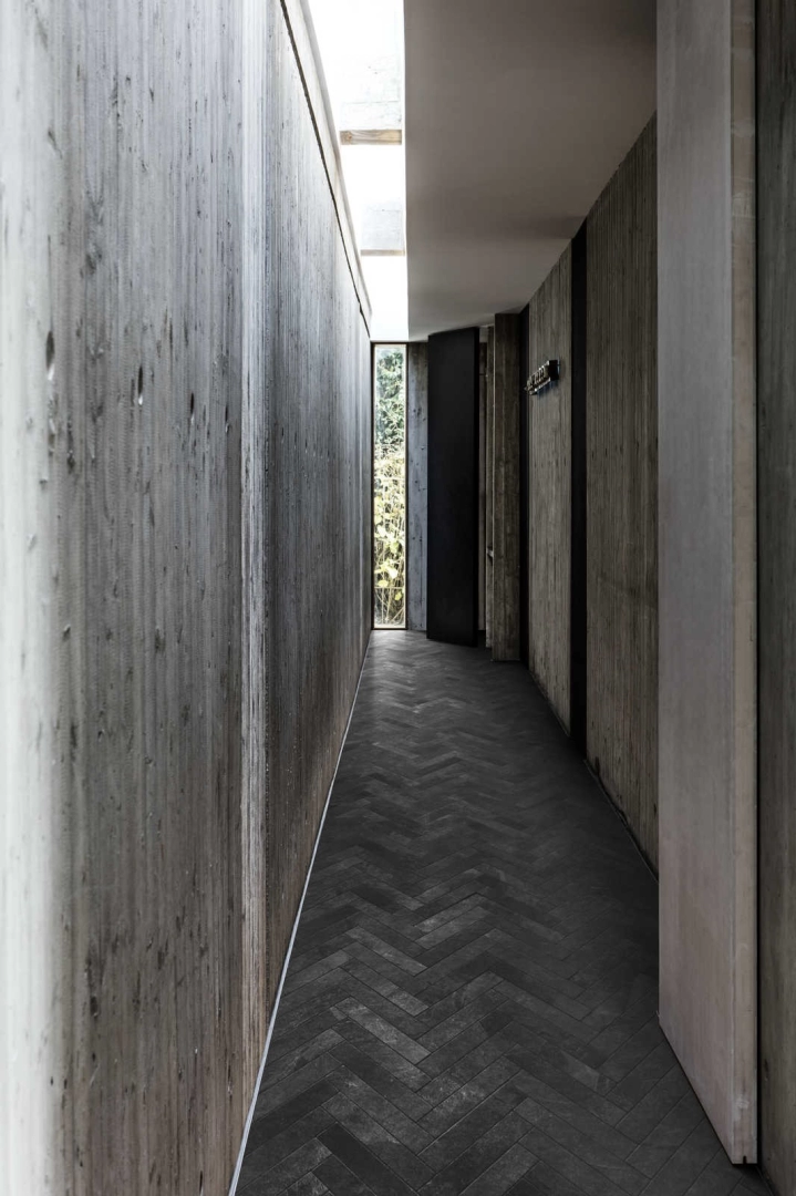 Płytki Marazzi Mystone Ardesia imitujące kamień naturalny w nowoczesnej aranżacji z dużą ilością światła