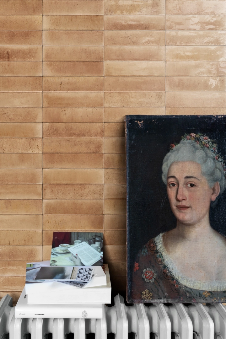 Marazzi Lume gres o efekcie cegły w eleganckim salonie w odcieniach beżu