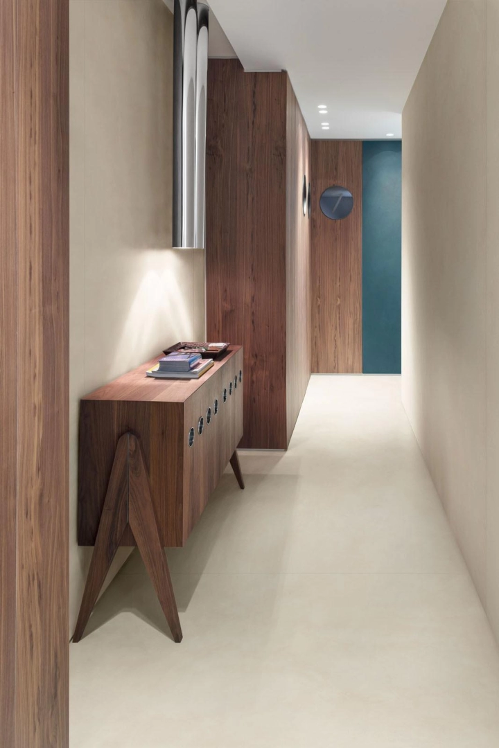 Gres Marazzi Grande Resin Look efekt żywica w przestronnym salonie z oknami tarasowymi