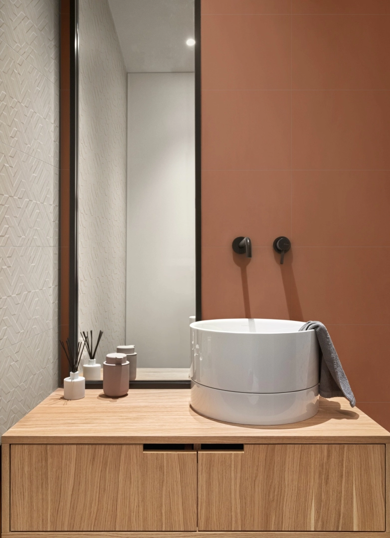 Gres porcelanowy Marazzi Racconti kamień naturalny w minimalistycznym wnętrzu