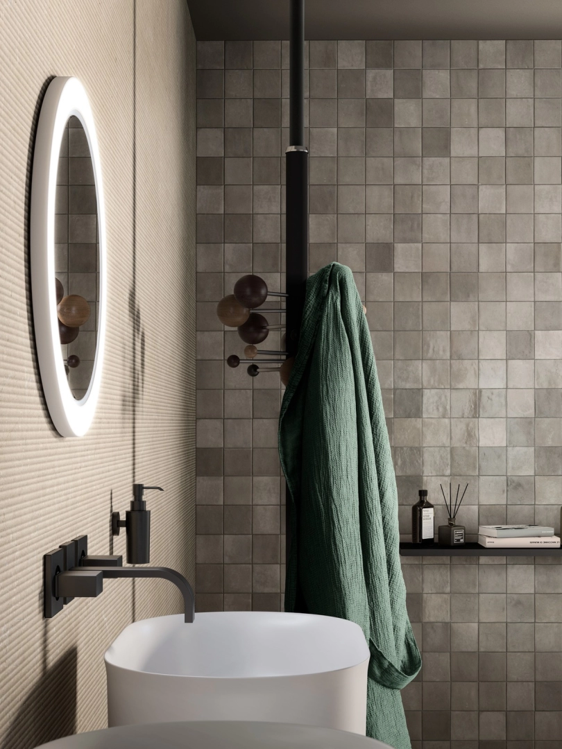 Marazzi Zellige – gres imitujący kolor w jasnym, przestronnym salonie
