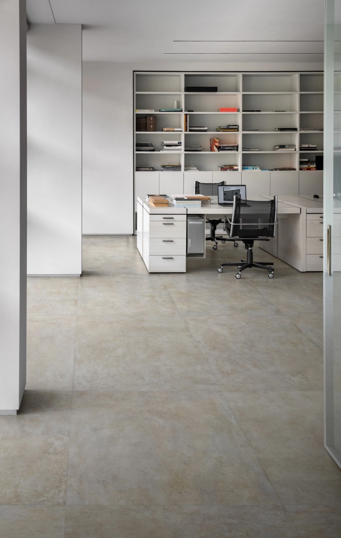 Gres Marazzi Plaza efekt beton w nowoczesnym salonie