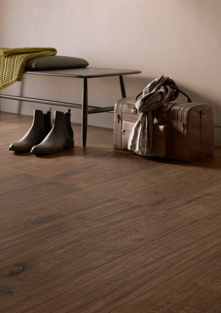 Wielkoformatowy gres Marazzi Vero efekt drewno w salonie z naturalnymi materiałami