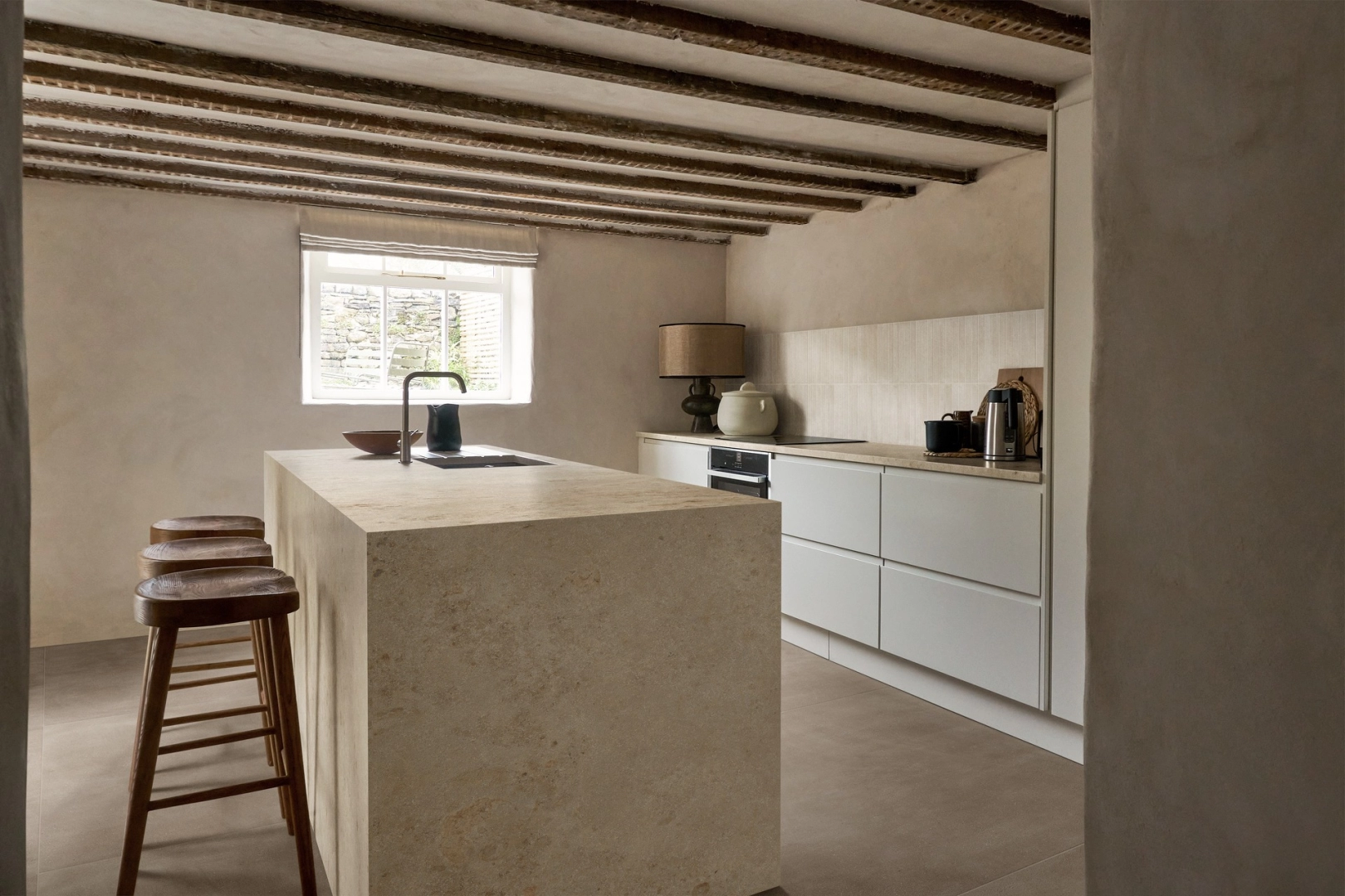 Marazzi Grande Stone Look – gres imitujący kamień naturalny w jasnym salonie w stylu skandynawskim