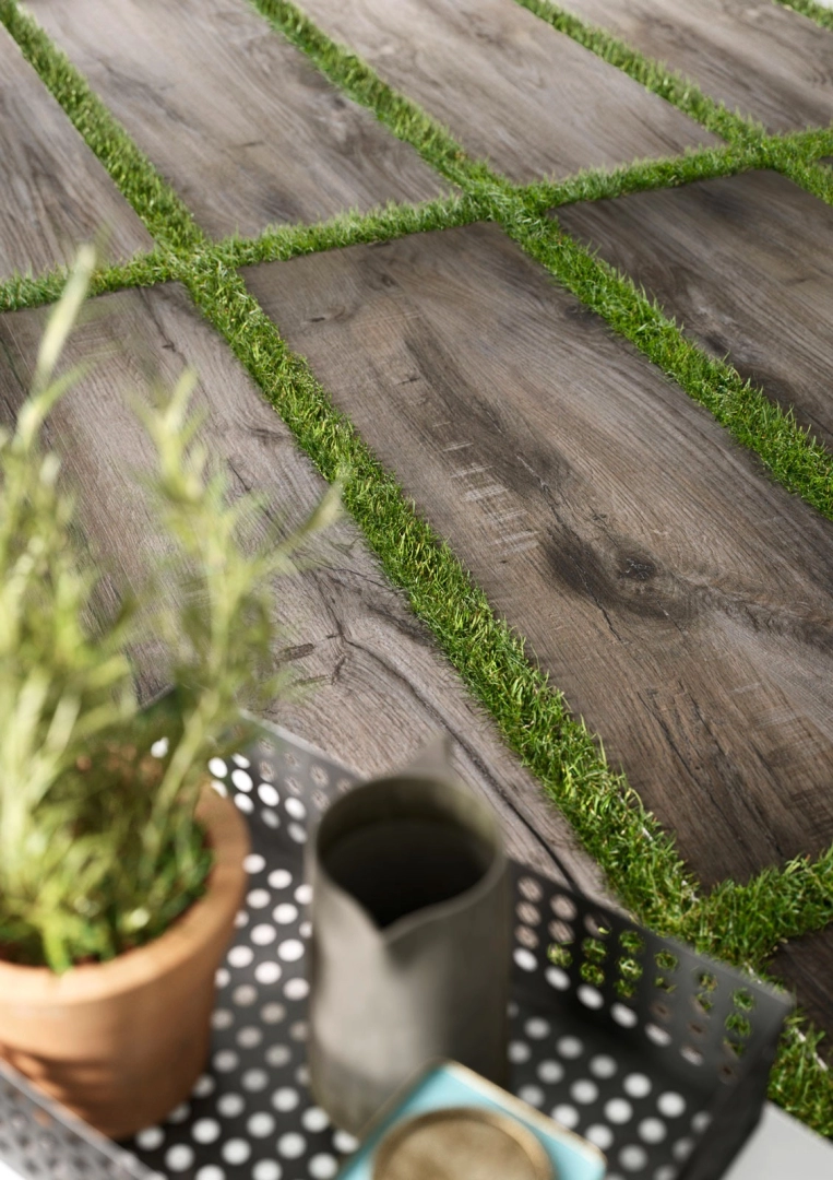 Gres Marazzi Treverkmade efekt drewno w nowoczesnym salonie