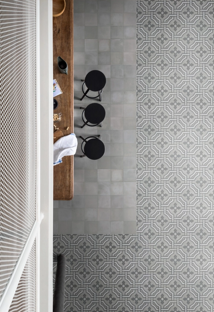 Gres Marazzi D_segni Blend efekt kolor w przestronnym salonie z oknami tarasowymi
