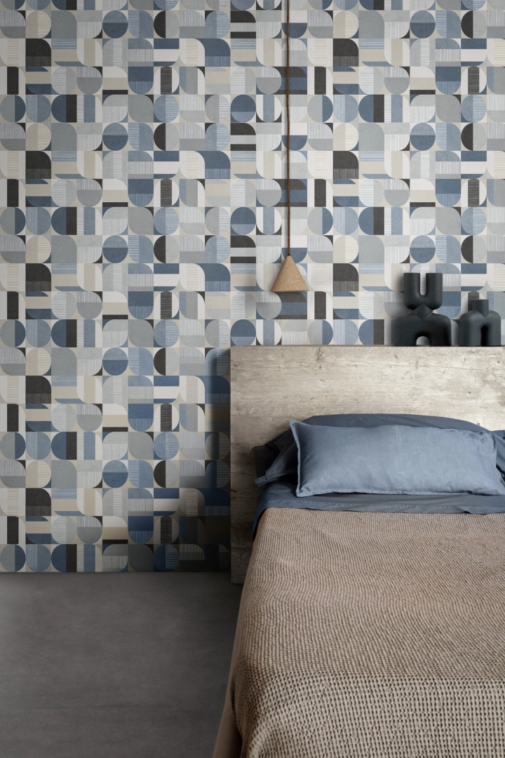 Gres Marazzi Cementum Wall efekt beton w przestronnym salonie z oknami tarasowymi