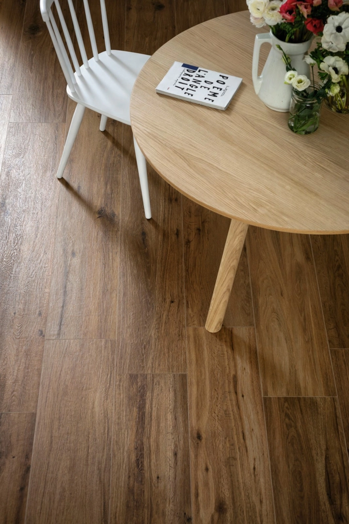 Płytki Marazzi Treverktrend efekt drewno w nowoczesnej aranżacji salonu