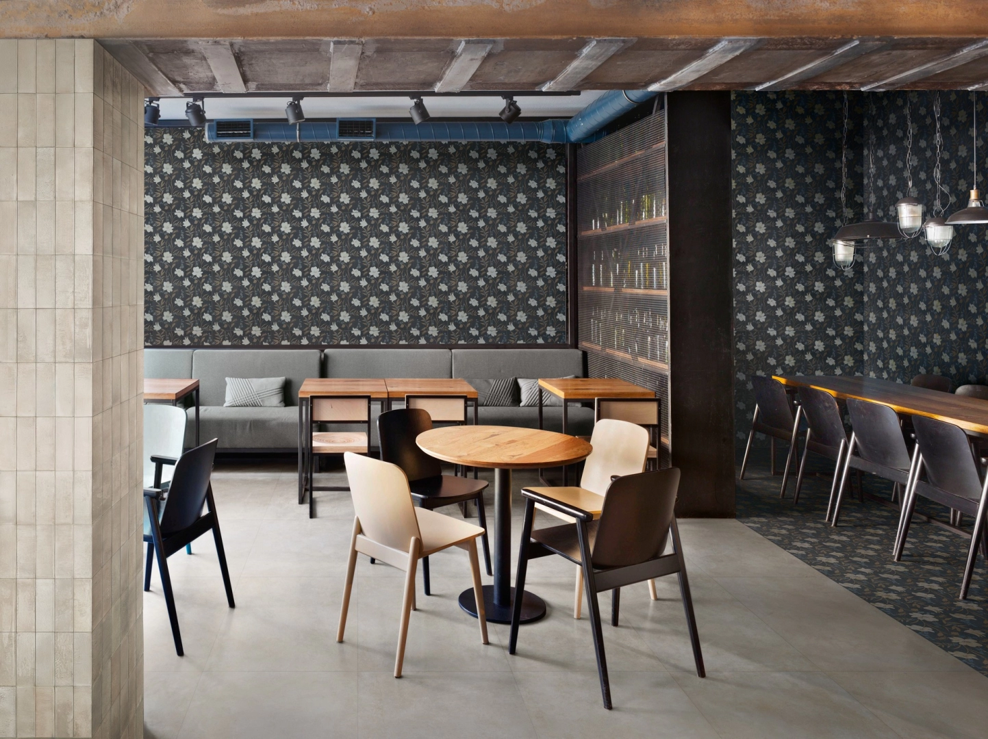 Marazzi Poster – gres imitujący kolor w jasnym, przestronnym salonie