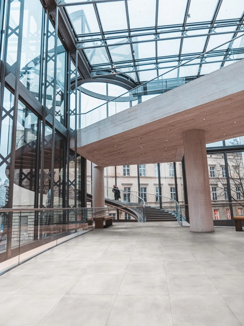 Marazzi Market New – gres imitujący beton w jasnym, przestronnym salonie