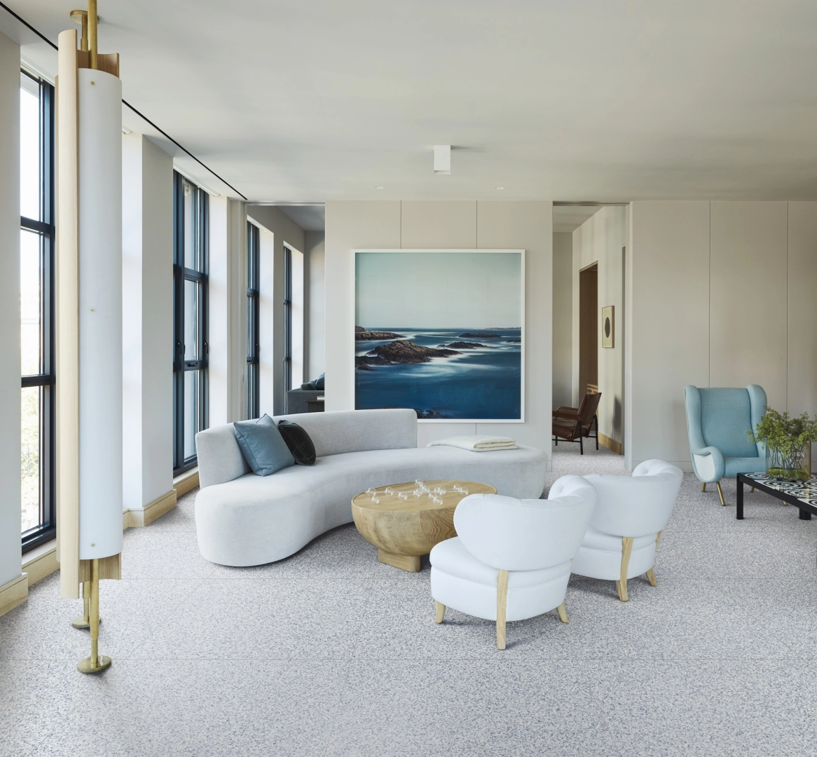 Gres Marazzi Frammento efekt terrazzo w nowoczesnym salonie