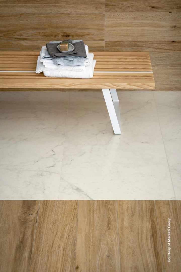Gres Marazzi Treverktrend efekt drewno w przestronnym salonie z oknami tarasowymi
