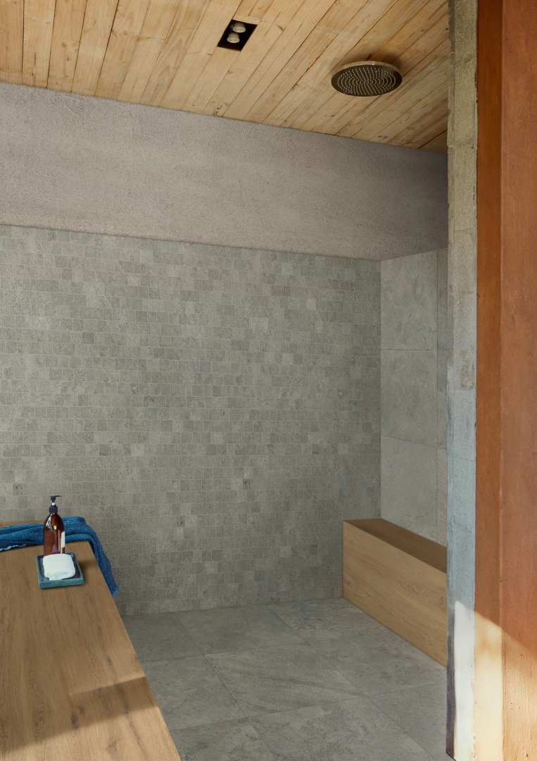 Płytki Marazzi Uniche imitujące kamień naturalny w eleganckim holu i salonie