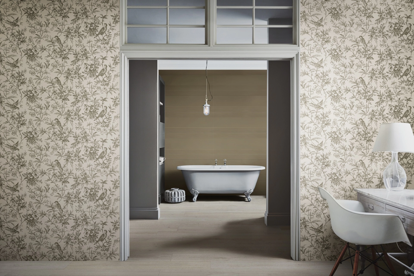 Marazzi Momenti – gres imitujący kolor w jasnym, przestronnym salonie
