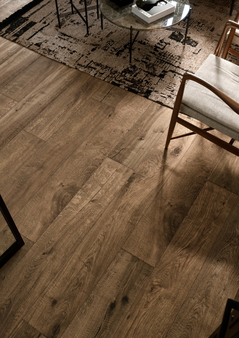 Gres Marazzi Vero efekt drewno w przestronnym salonie z oknami tarasowymi