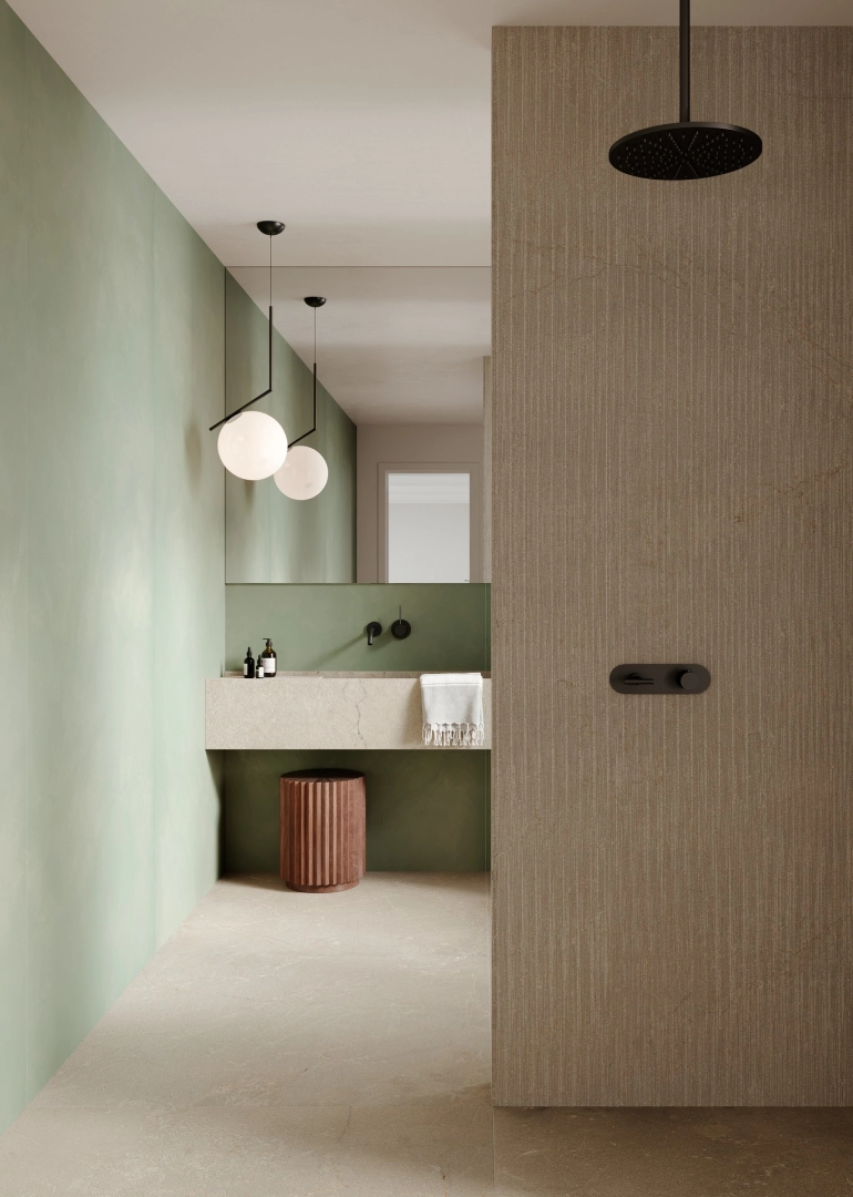 Płytki gresowe Marazzi Grande Stone Look efekt kamień naturalny w salonie utrzymanym w jasnych tonach