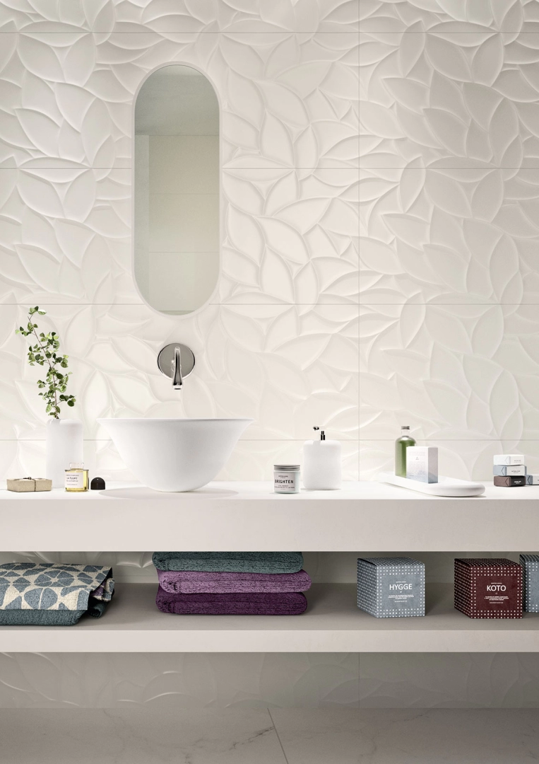 Płytki gresowe Marazzi Essenziale efekt kolor w eleganckim salonie z dużymi przeszkleniami