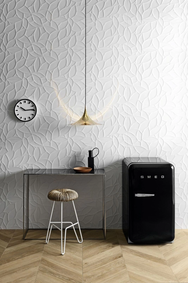 Płytki gresowe Marazzi Treverkmust efekt drewno w eleganckim salonie z dużymi przeszkleniami