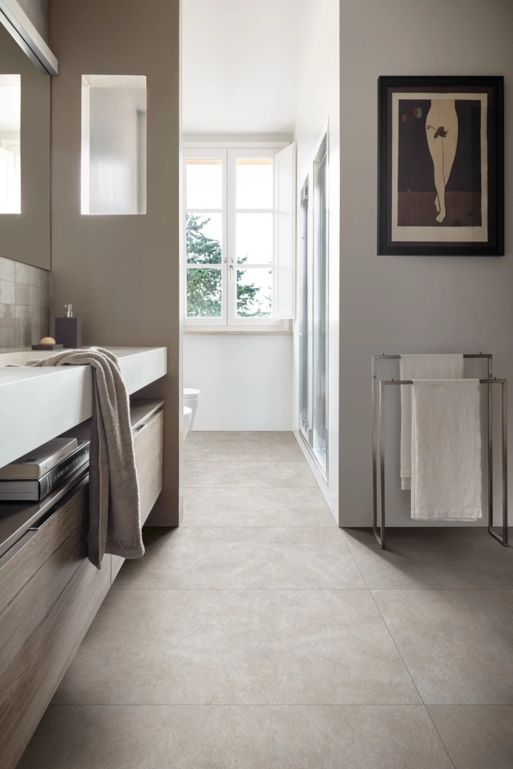 Wielkoformatowy gres Marazzi Terratech efekt beton w eleganckiej strefie dziennej