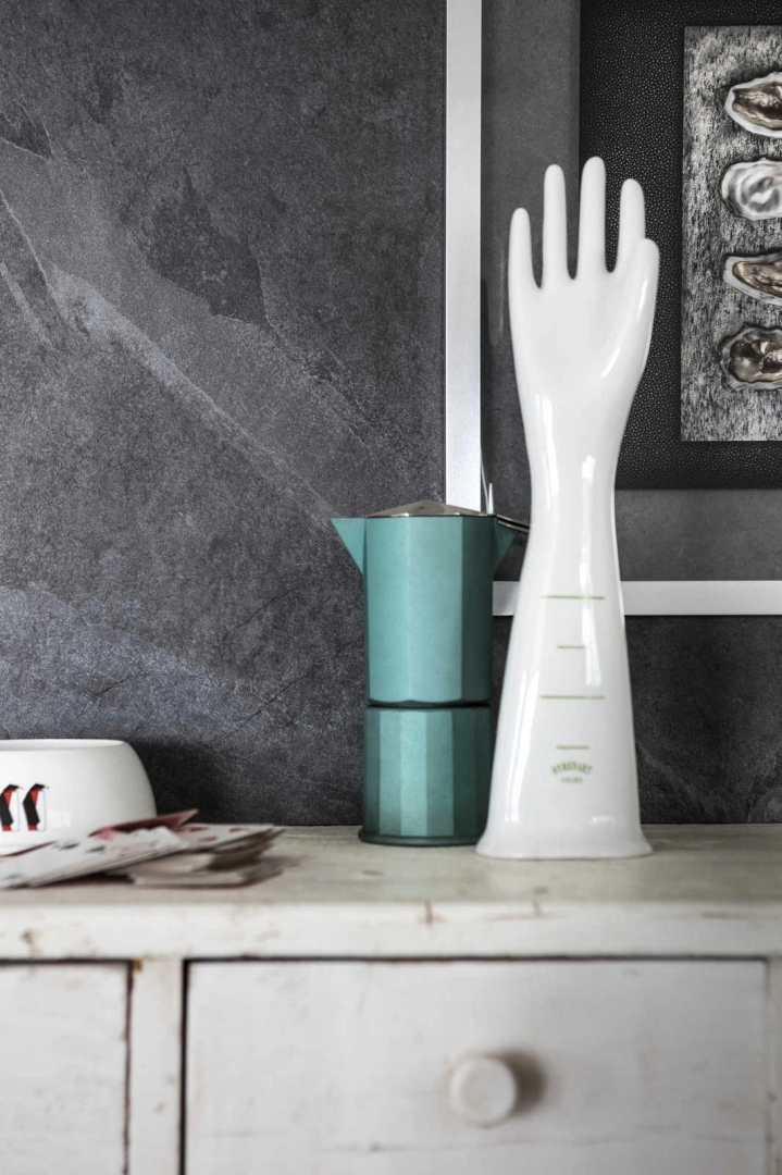 Gres Marazzi Mystone Ardesia efekt kamień naturalny w minimalistycznym salonie