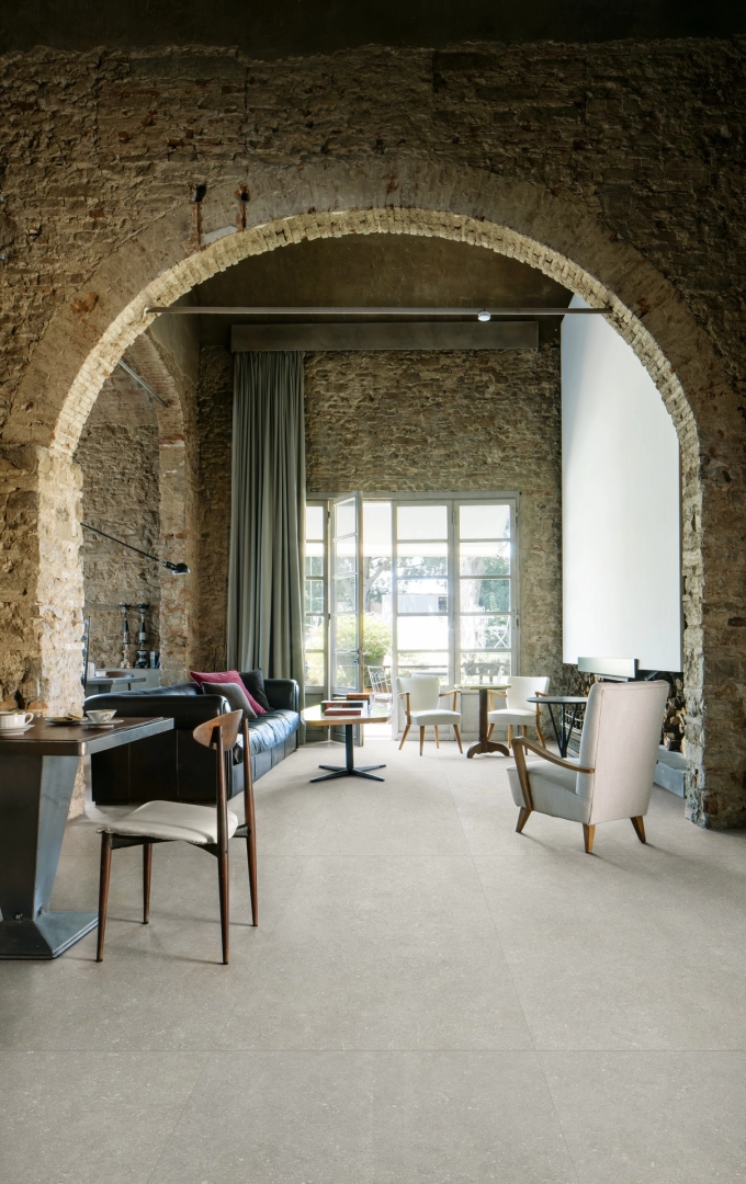 Gres porcelanowy Marazzi Mystone Berici kamień naturalny w minimalistycznym wnętrzu