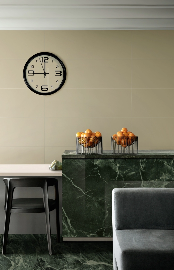 Płytki gresowe Marazzi Racconti efekt kamień naturalny w eleganckim salonie z dużymi przeszkleniami