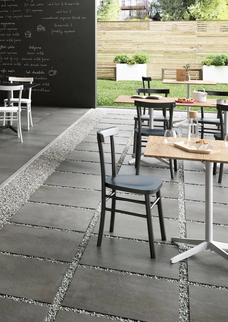 Płytki Marazzi Plaster efekt beton w nowoczesnej aranżacji salonu