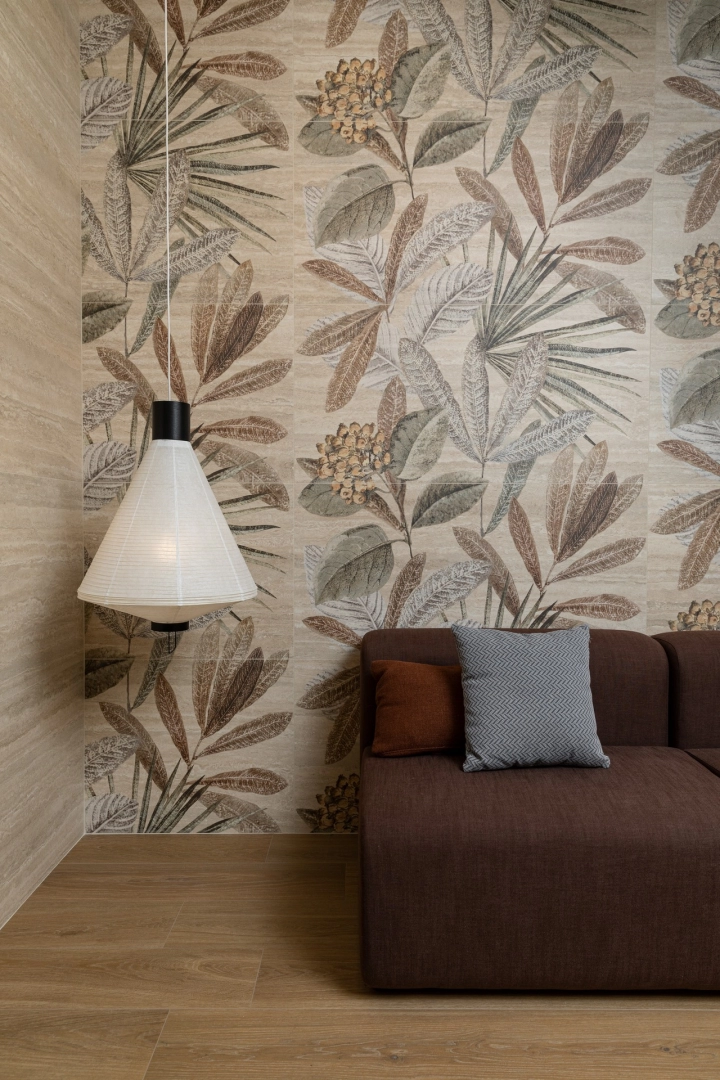 Gres Marazzi Mystone Travertino efekt kamień naturalny w przestronnym salonie z oknami tarasowymi