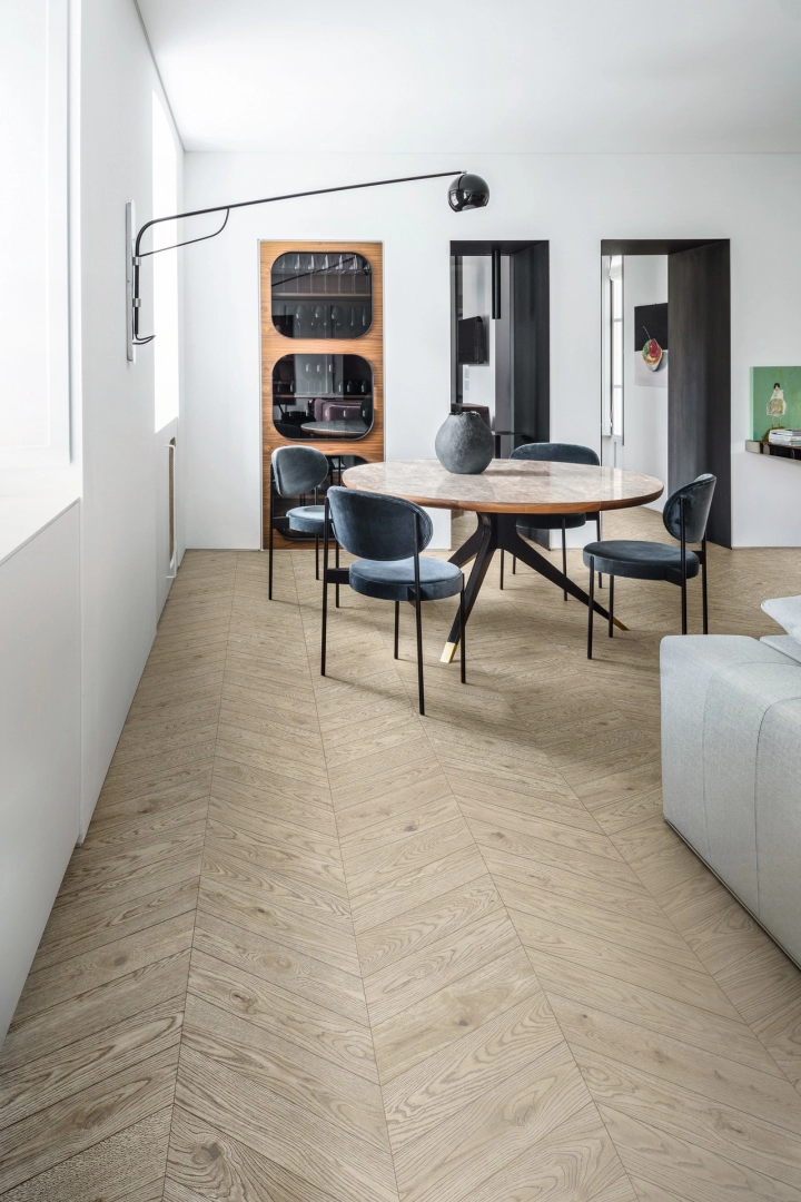 Płytki gresowe Marazzi Vivo efekt drewno w eleganckim salonie z dużymi przeszkleniami