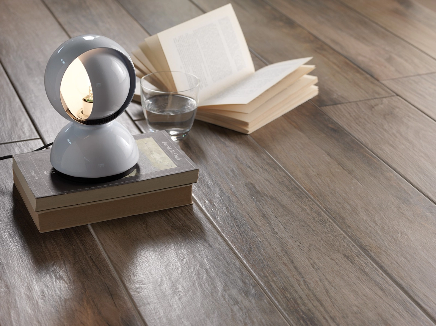Płytki Marazzi Treverkmood efekt drewno w salonie z otwartą kuchnią