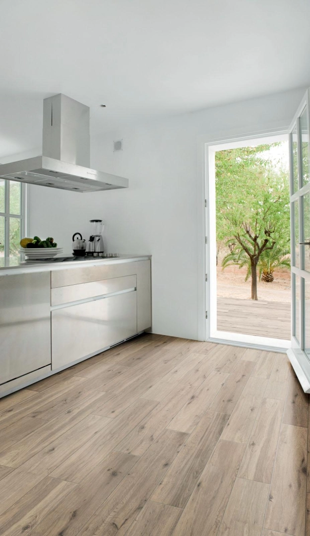 Płytki Marazzi Treverkview efekt drewno w nowoczesnej aranżacji salonu