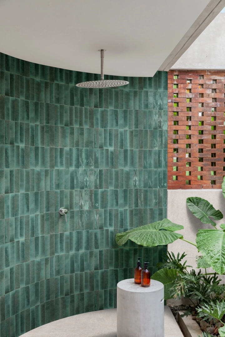 Gres porcelanowy Marazzi Lume cegła w salonie z betonowymi akcentami