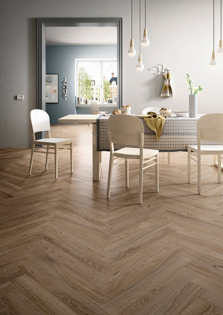 Płytki gresowe Marazzi Treverkcharme efekt drewno w nowoczesnym salonie z drewnianymi akcentami