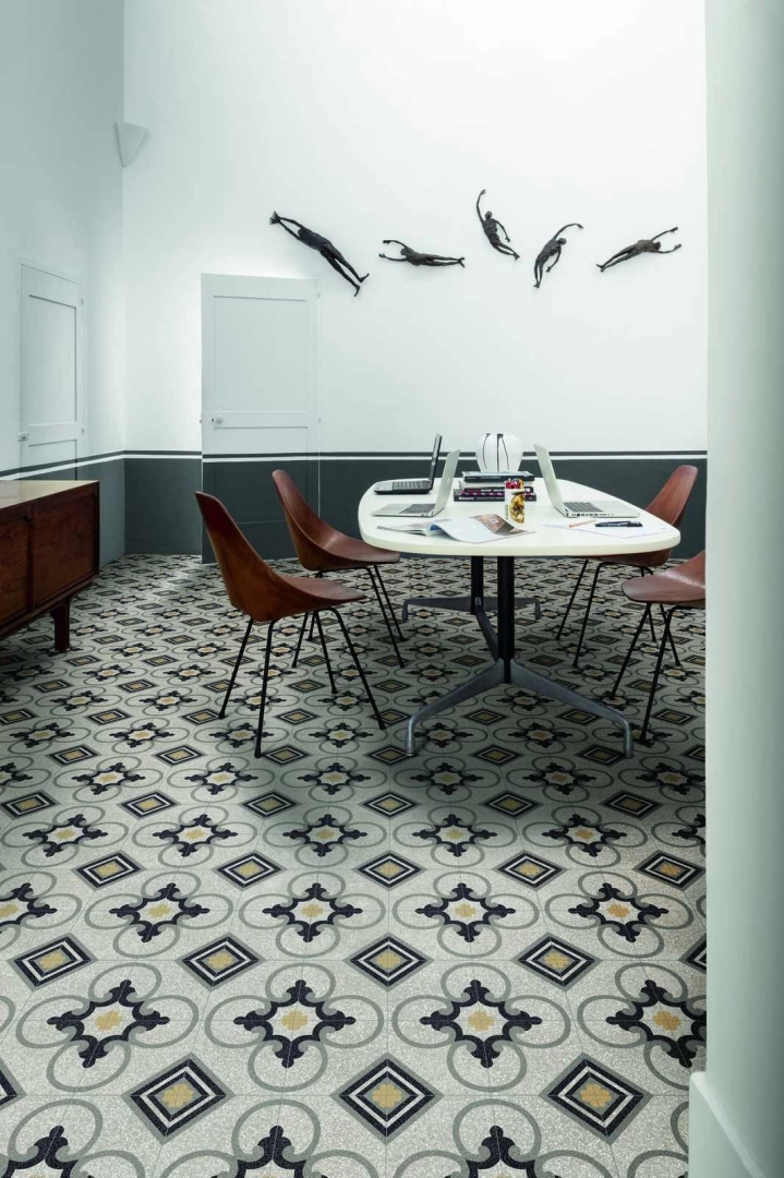 Płytki Marazzi D_segni Scaglie efekt terrazzo w nowoczesnej aranżacji salonu
