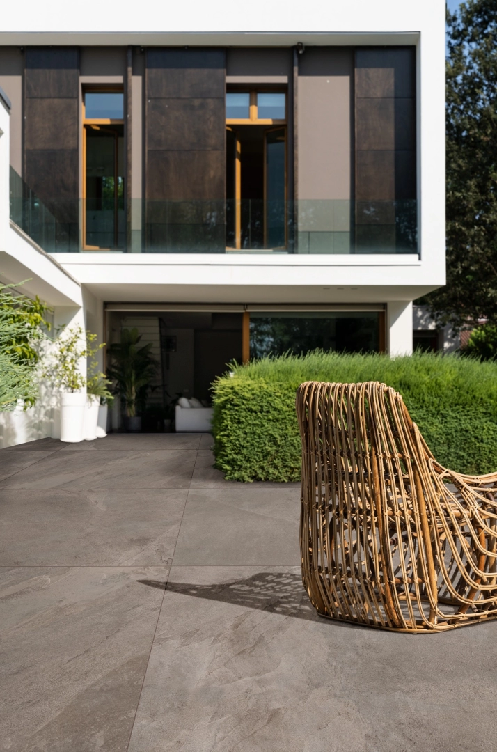 Płytki Marazzi Mystone Ardesia efekt kamień naturalny w nowoczesnym wnętrzu z dużymi formatami