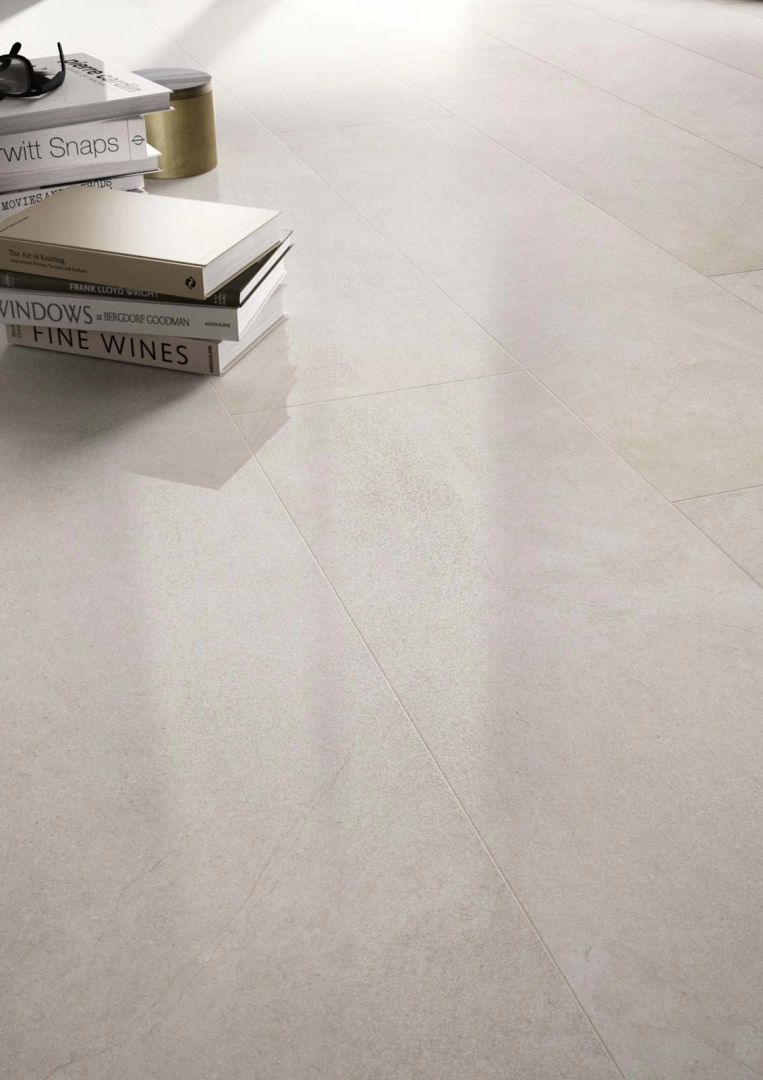 Płytki gresowe Marazzi Mystone Kashmir efekt kamień naturalny w eleganckim salonie z dużymi przeszkleniami