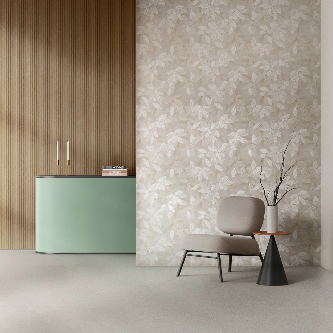 Wielkoformatowy gres Marazzi White Deco efekt kolor w salonie z kominkiem