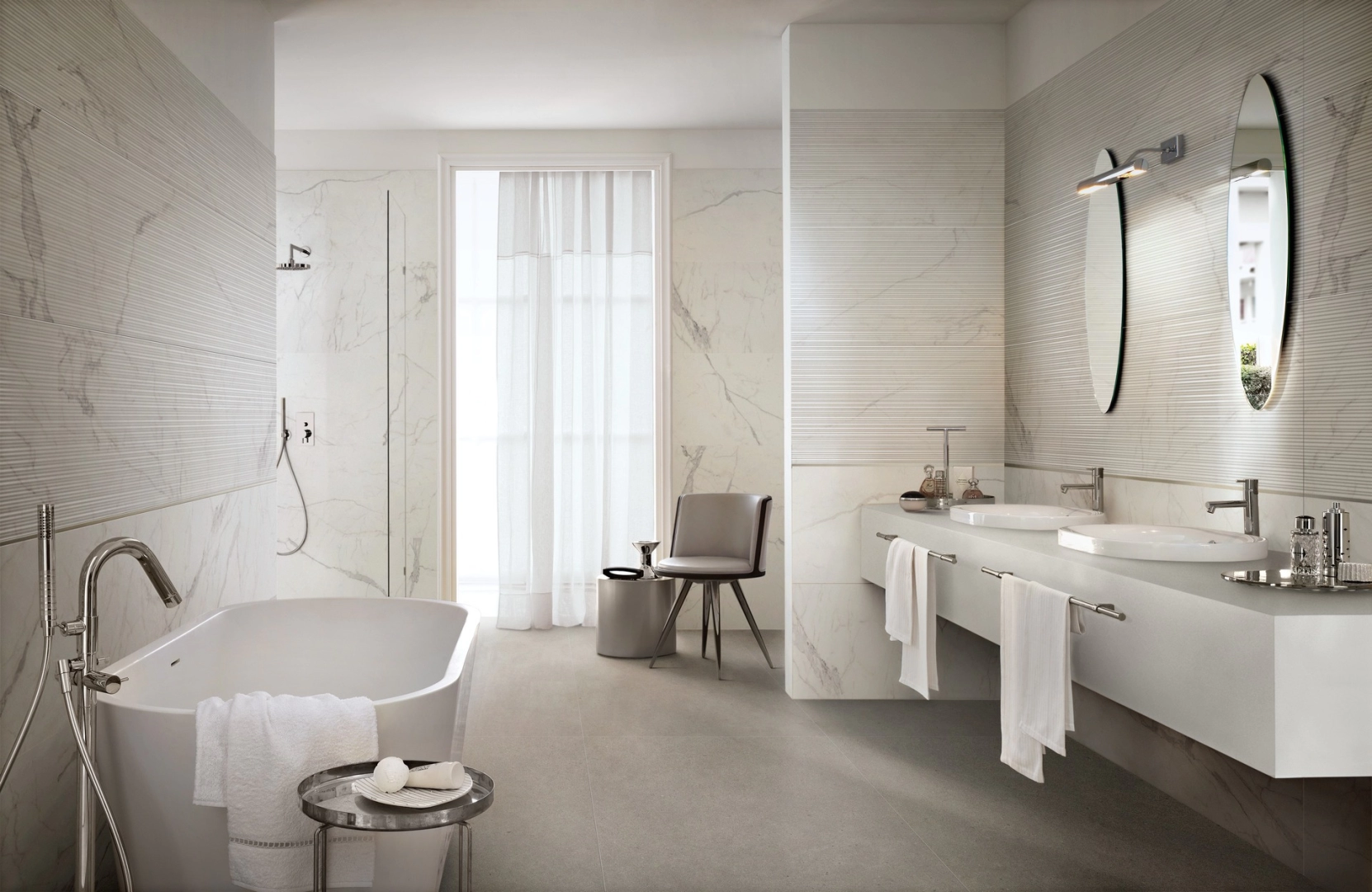 Marazzi Magnifica – gres imitujący marmur w jasnym salonie w stylu skandynawskim