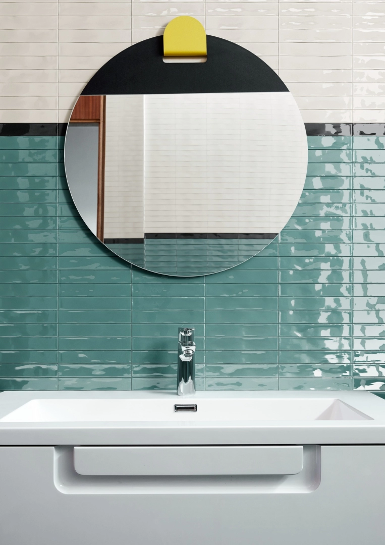 Płytki Marazzi Luz efekt cegła w salonie z otwartą kuchnią