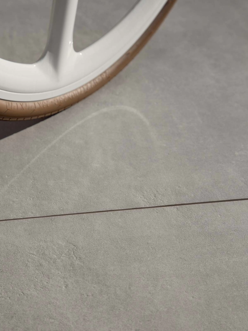 Marazzi Plaster – gres imitujący beton w jasnym, przestronnym salonie
