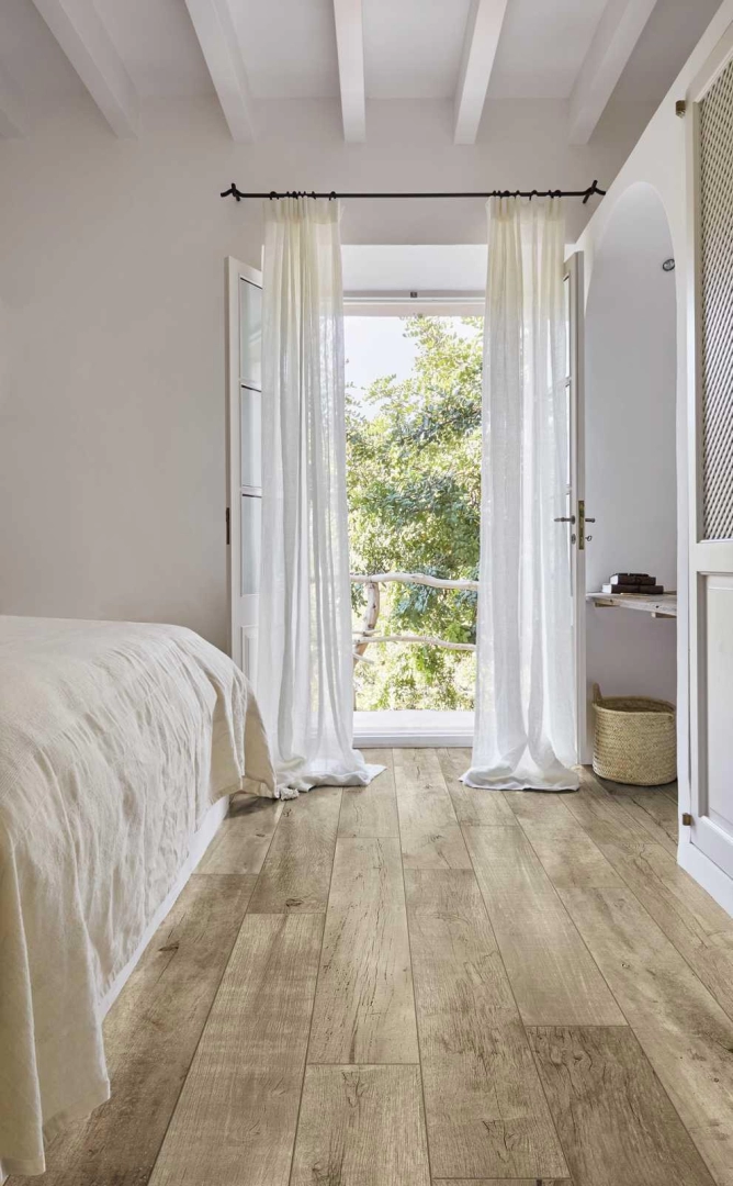 Wielkoformatowy gres Marazzi Treverkstage efekt drewno w salonie z kominkiem