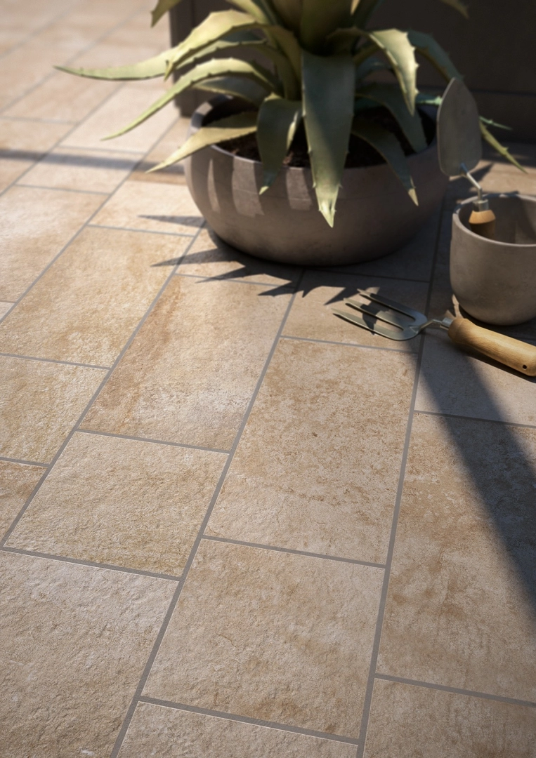 Płytki gresowe Marazzi Pietra Occitana efekt kamień naturalny w eleganckim salonie z dużymi przeszkleniami