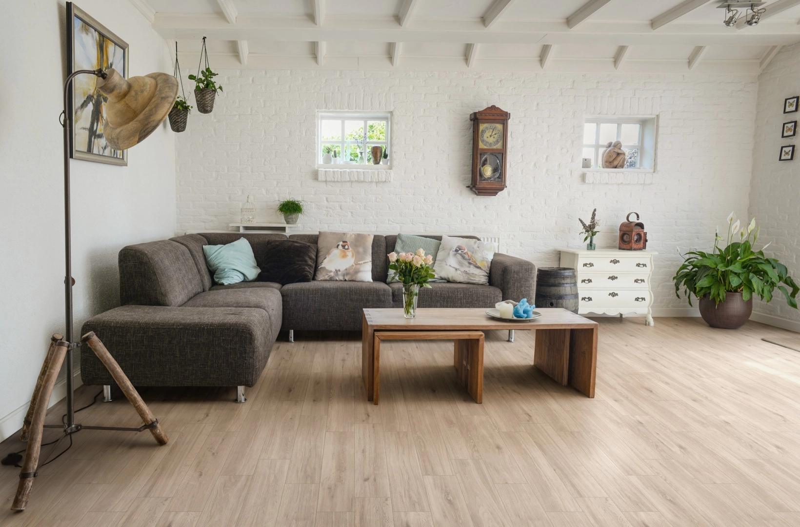 Gres Marazzi Homy efekt drewno w nowoczesnym salonie