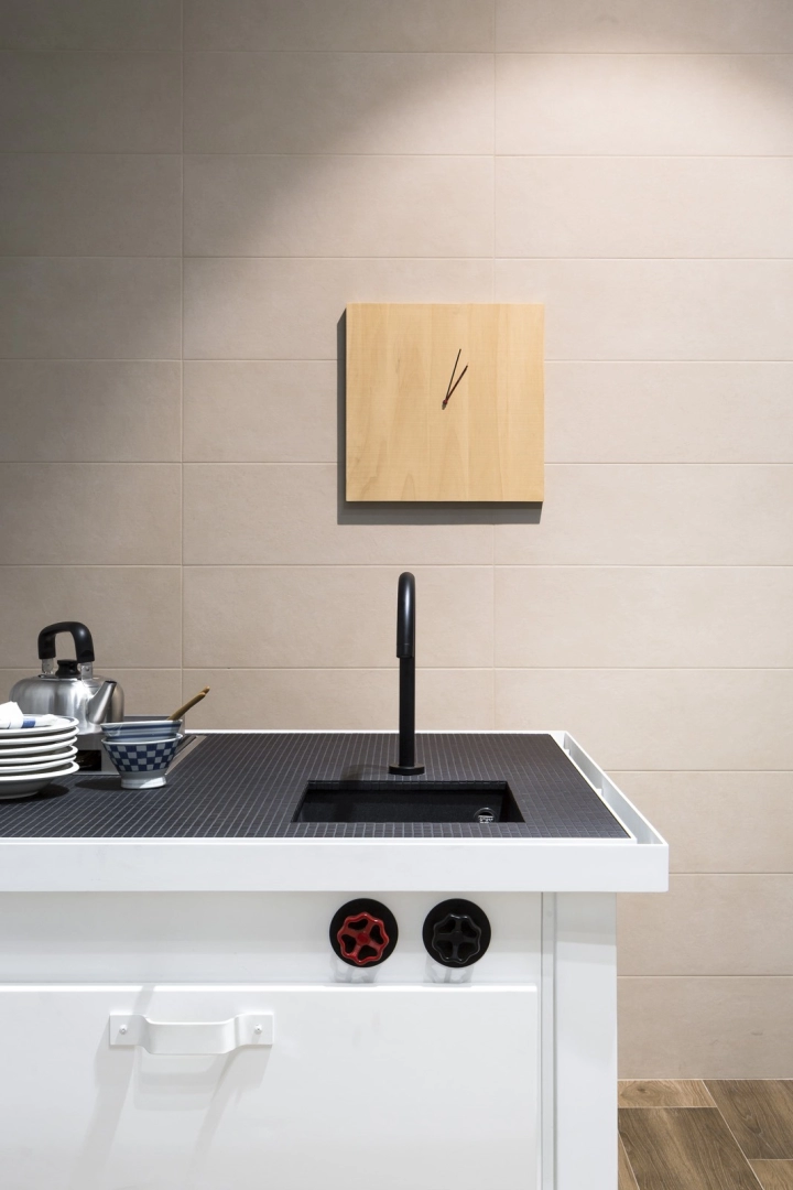 Gres Marazzi Chalk efekt beton w nowoczesnym salonie