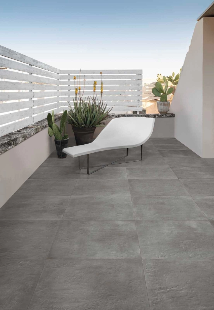 Gres Marazzi Powder efekt beton w nowoczesnym salonie