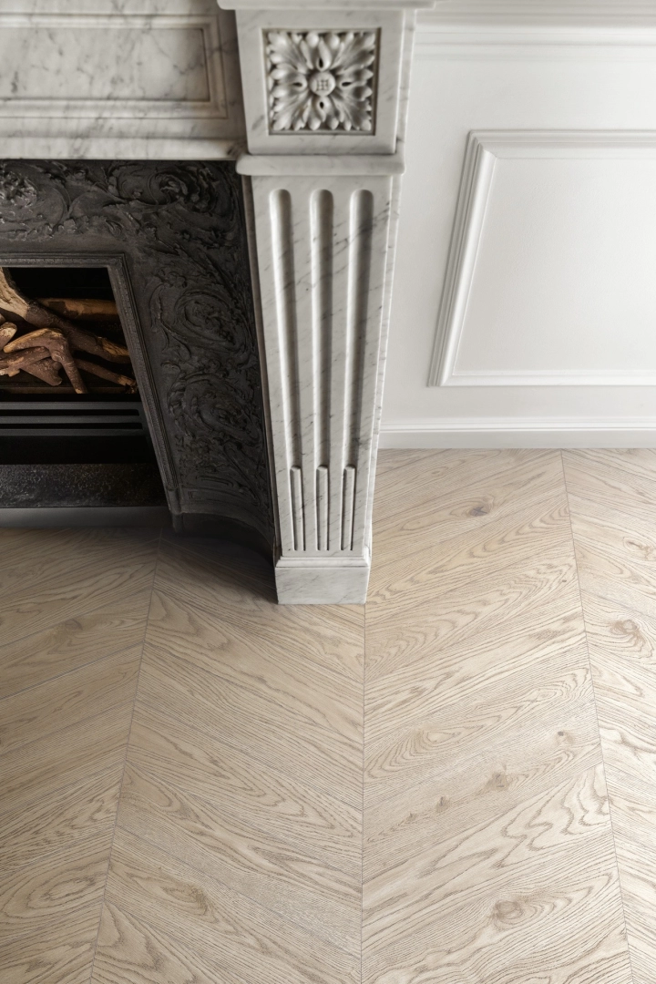 Marazzi Vivo – gres imitujący drewno w jasnym, przestronnym salonie