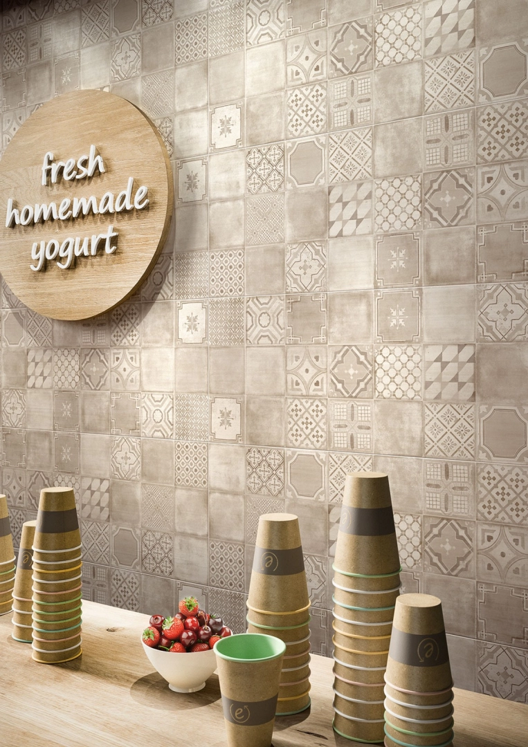 Gres Marazzi Materika efekt beton w przestronnym salonie z oknami tarasowymi