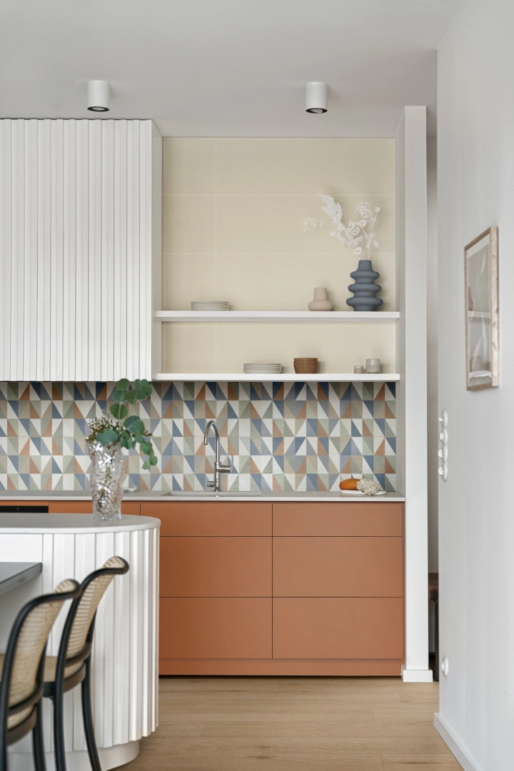 Płytki Marazzi Racconti imitujące kamień naturalny w eleganckim holu i salonie